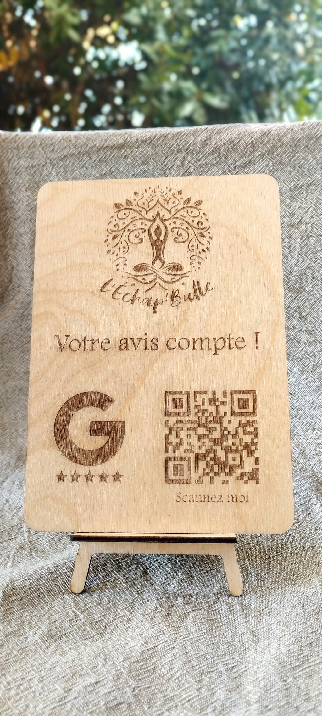 Signalétique professionnelle en bois gravée pour entreprise
