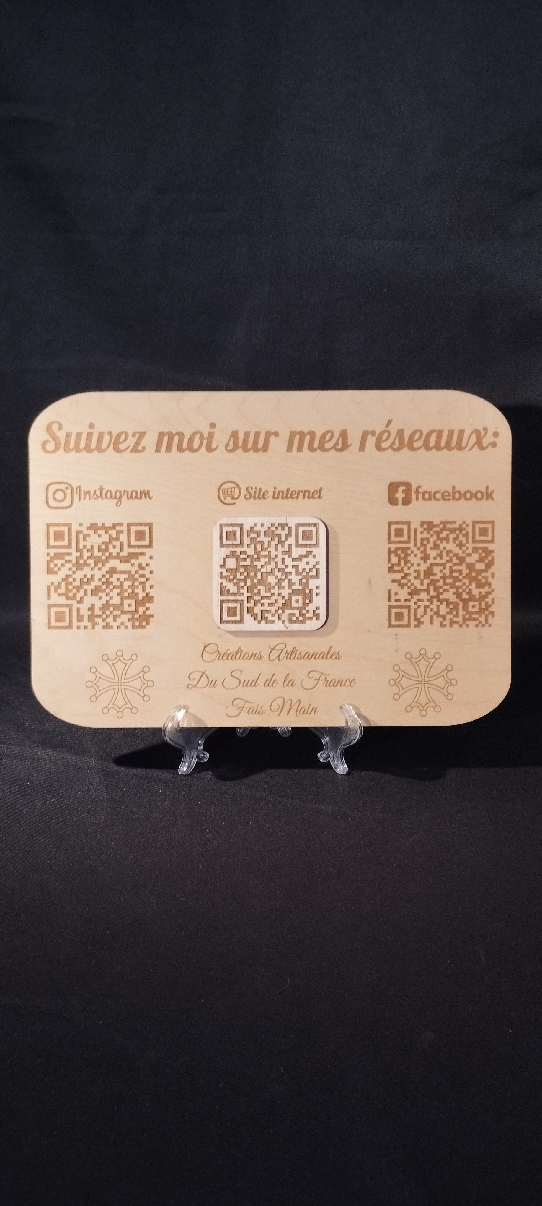 Plaques professionnelles en bois gravées et découpées au laser