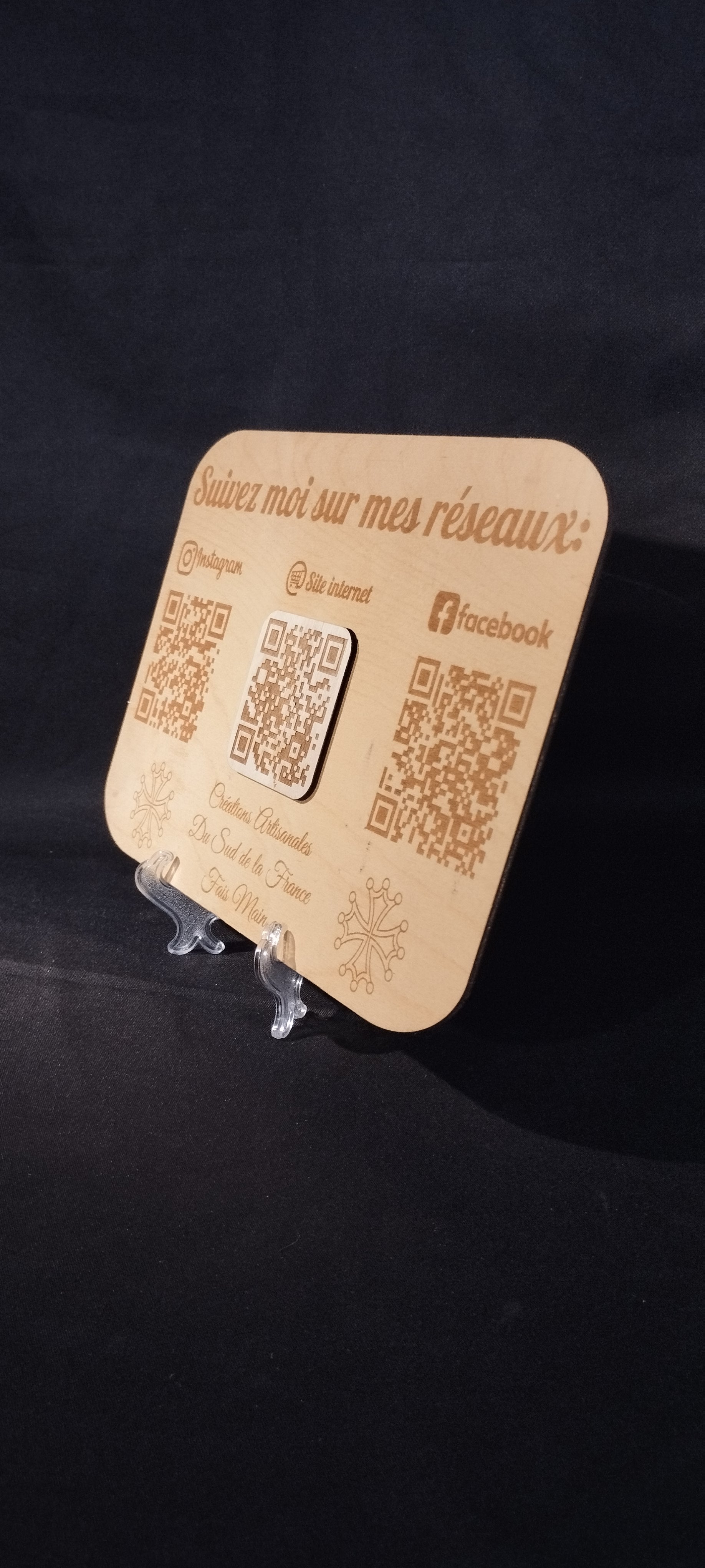 Plaques professionnelles en bois gravées et découpées au laser