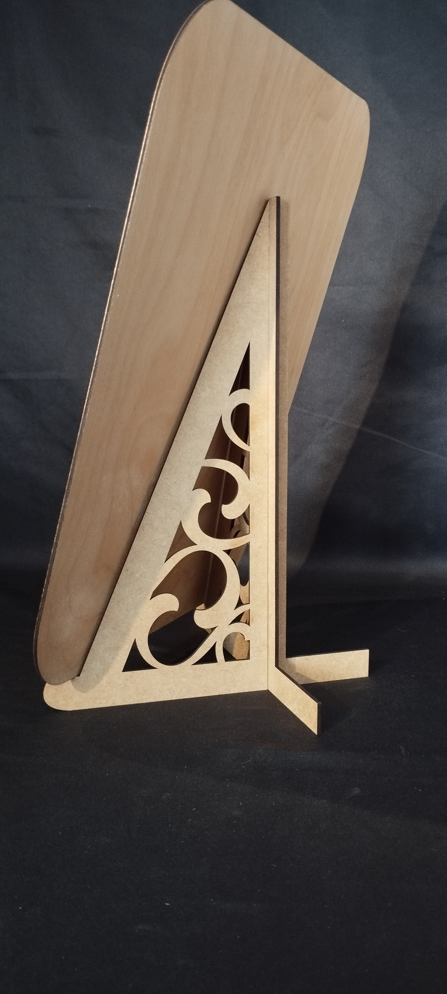 Plaques professionnelles en bois gravées et découpées au laser