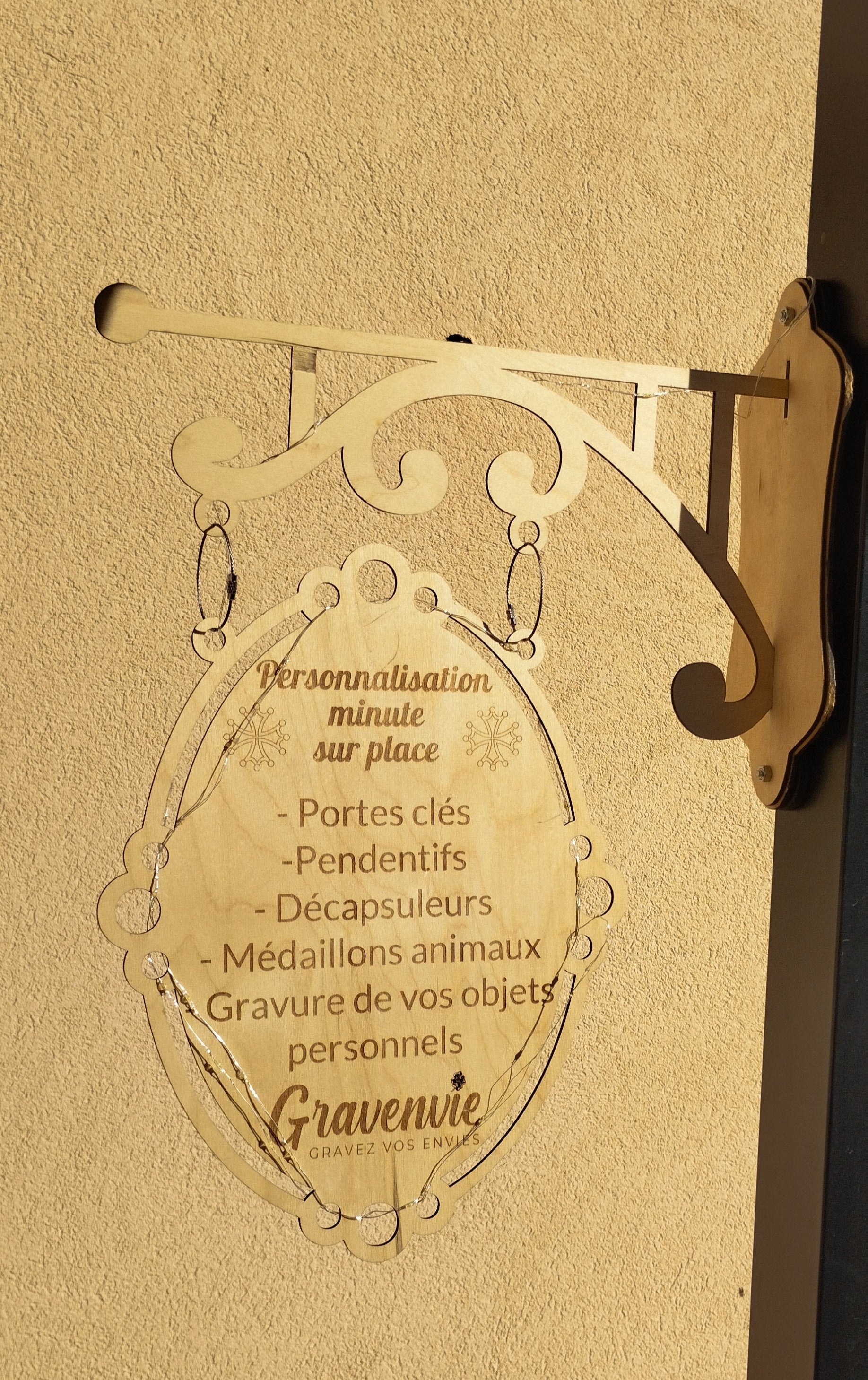 Suspension Pro-Barnum Personnalisée en Bois FSC