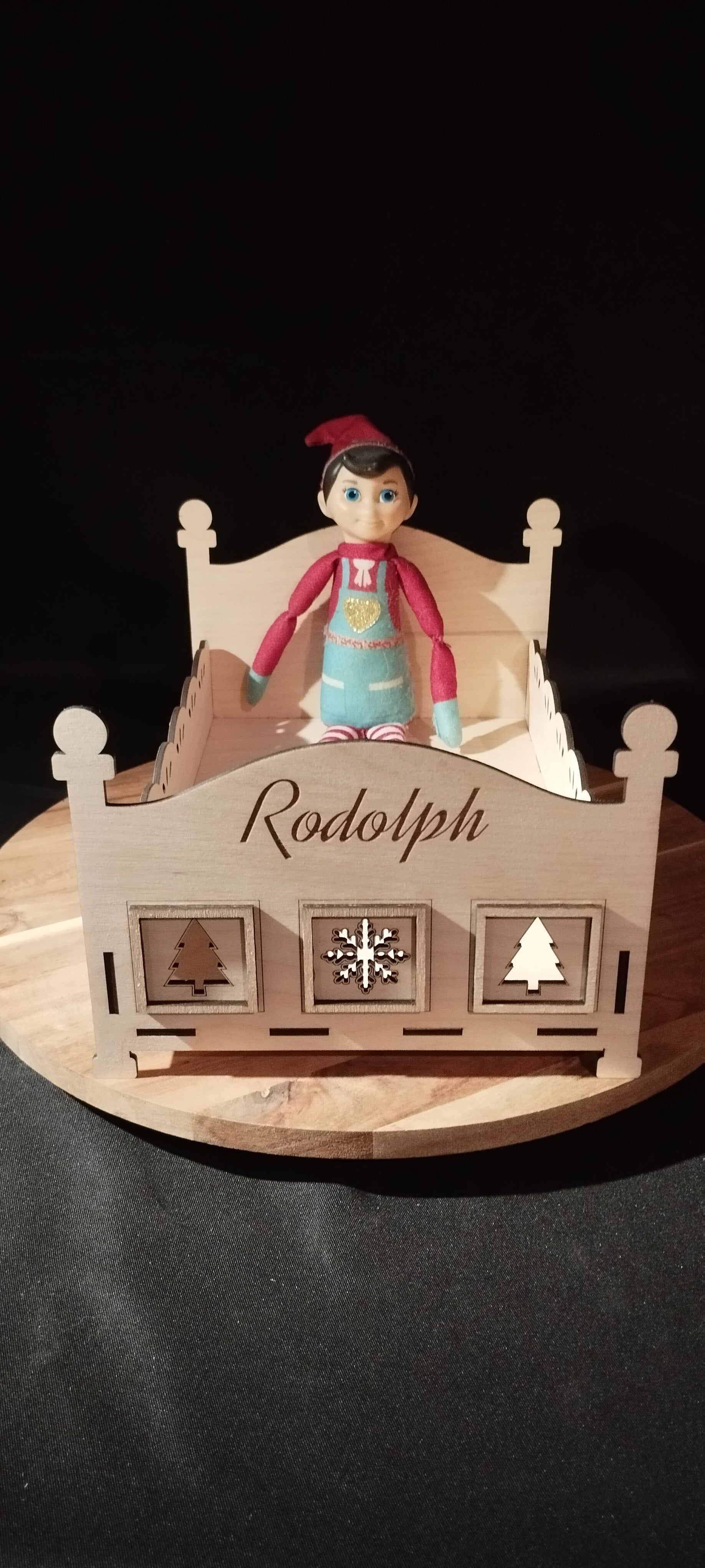 Lit en bois personnalisé pour lutin farceur – Gravure prénom et motifs – Monté ou en kit – Gravenvie