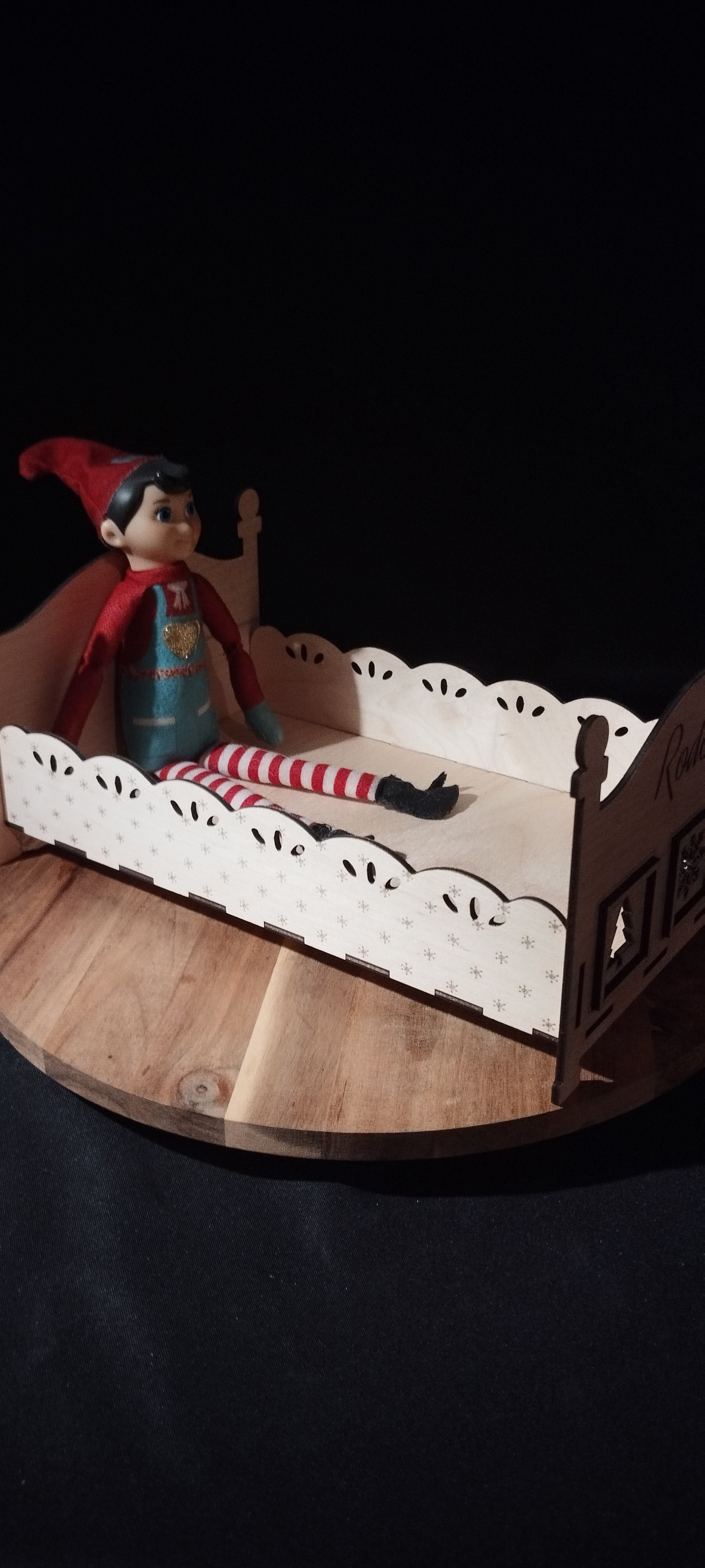 Lit en bois personnalisé pour lutin farceur – Gravure prénom et motifs – Monté ou en kit – Gravenvie