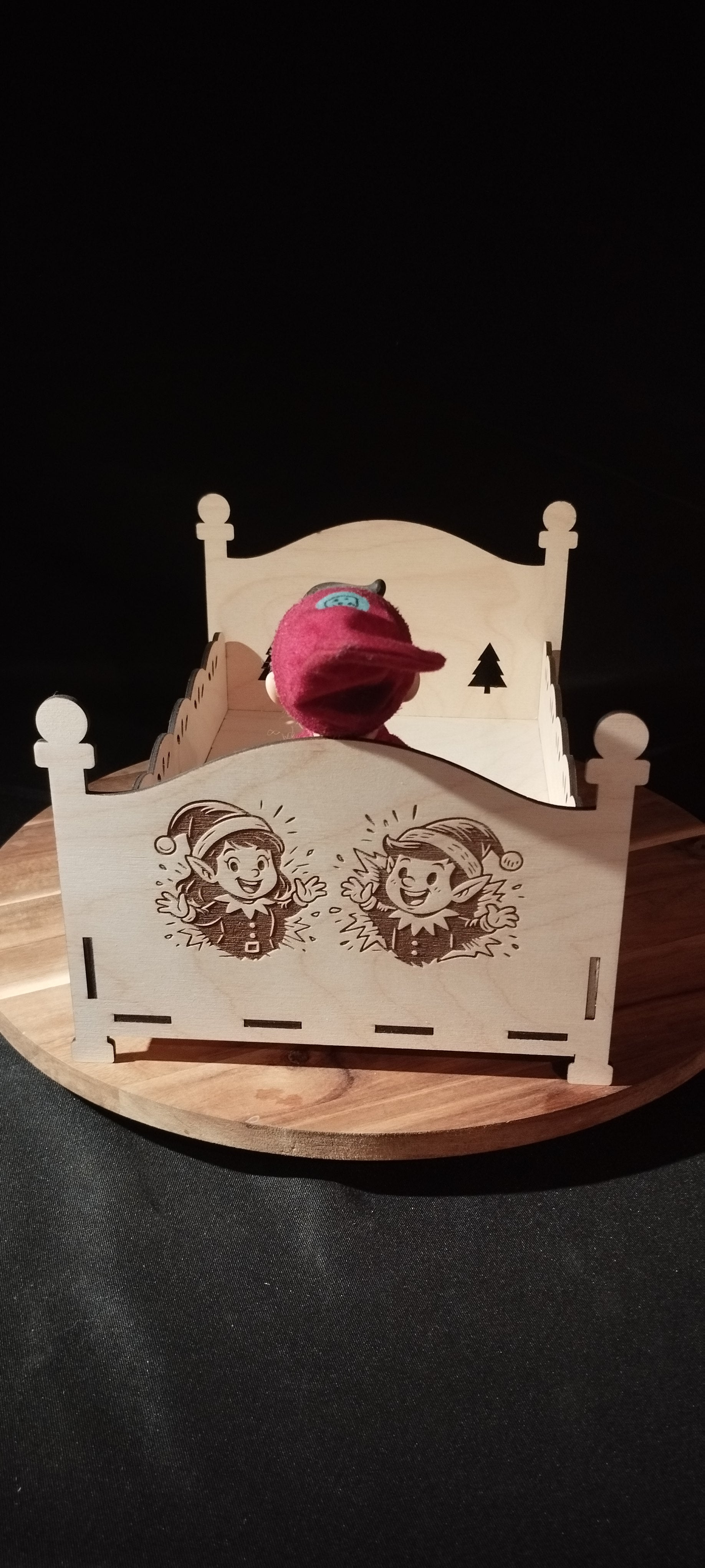 Lit en bois personnalisé pour lutin farceur – Gravure prénom et motifs – Monté ou en kit – Gravenvie