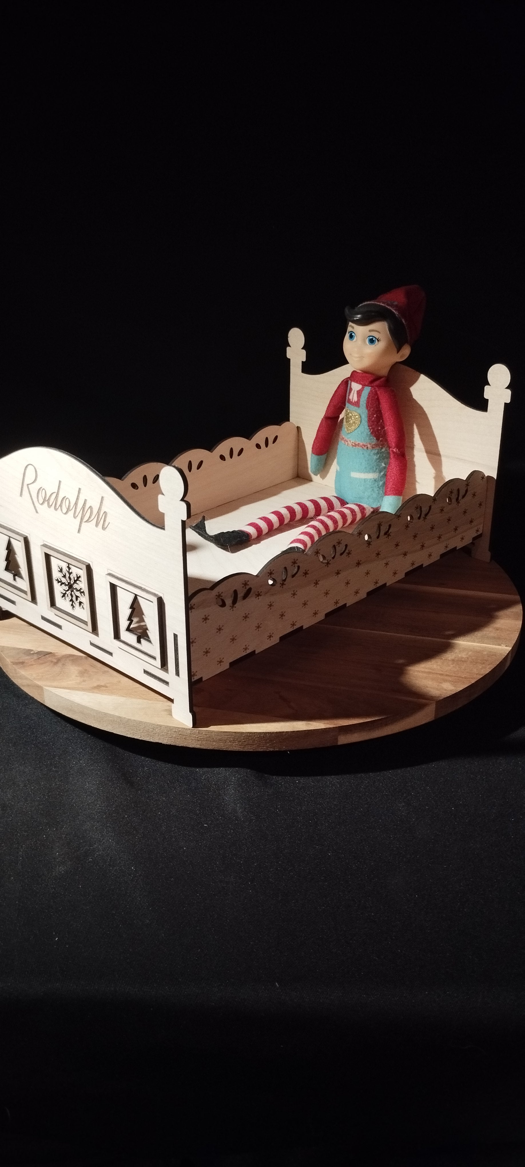 Lit en bois personnalisé pour lutin farceur – Gravure prénom et motifs – Monté ou en kit – Gravenvie