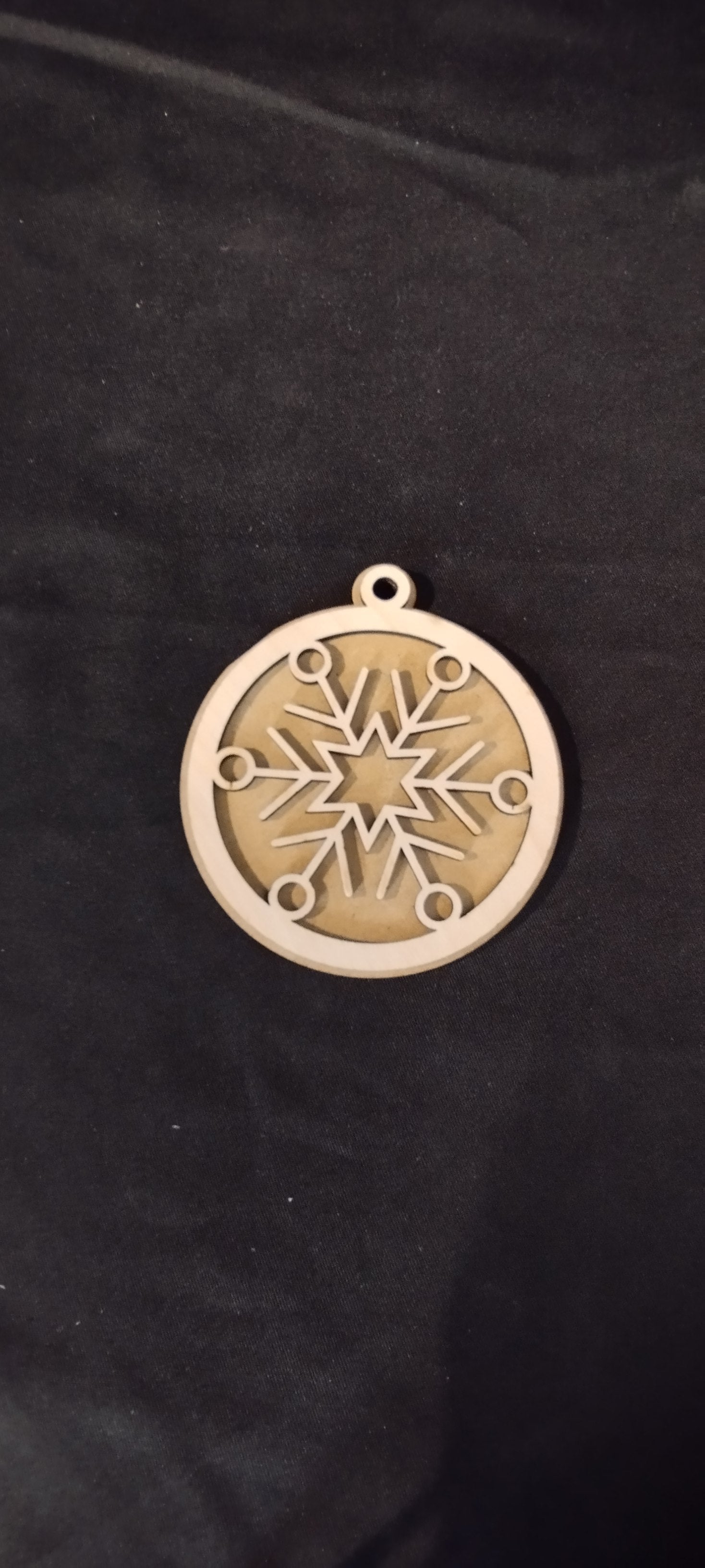 ❄️ Boule de Noël flocon géométrique en bois multicouche – Gravure et découpe laser FSC