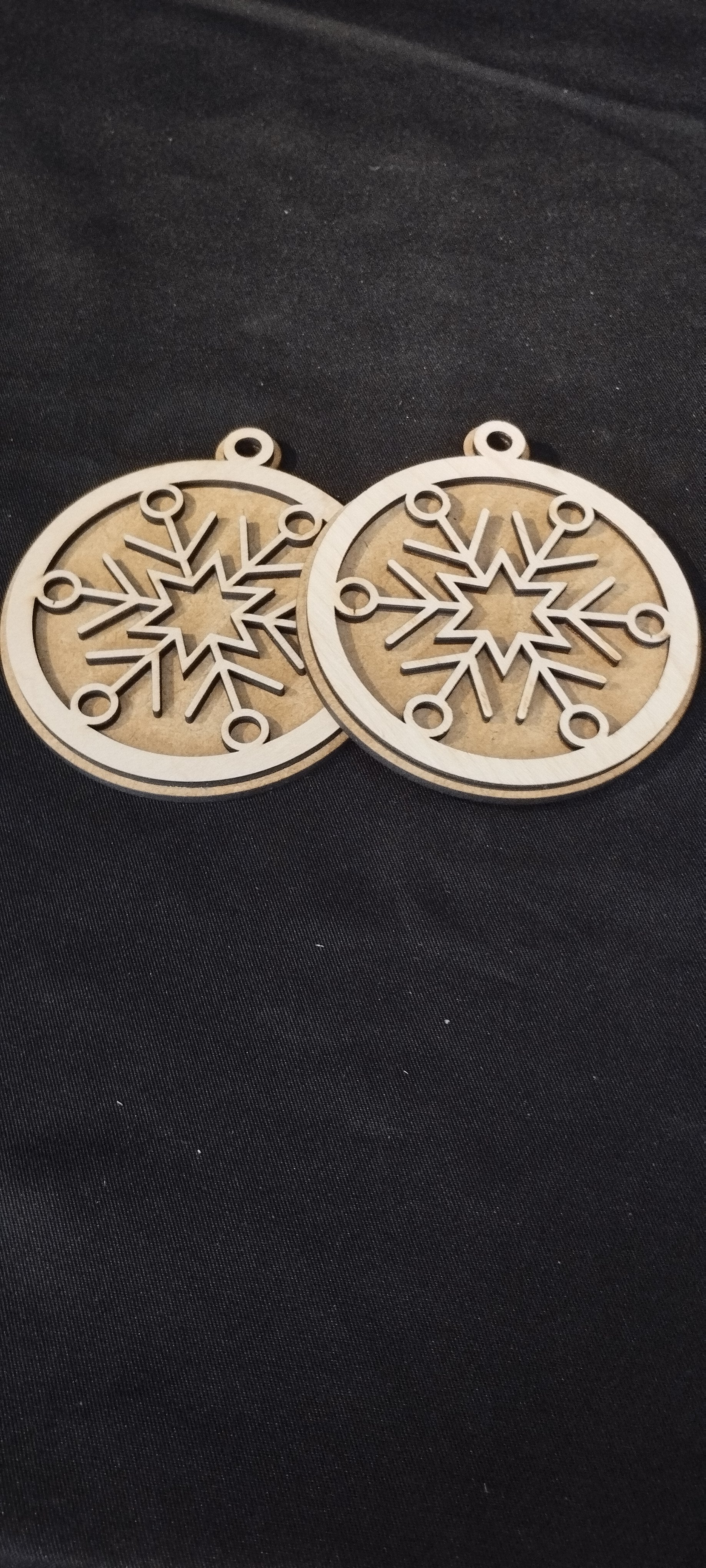 ❄️ Boule de Noël flocon géométrique en bois multicouche – Gravure et découpe laser FSC