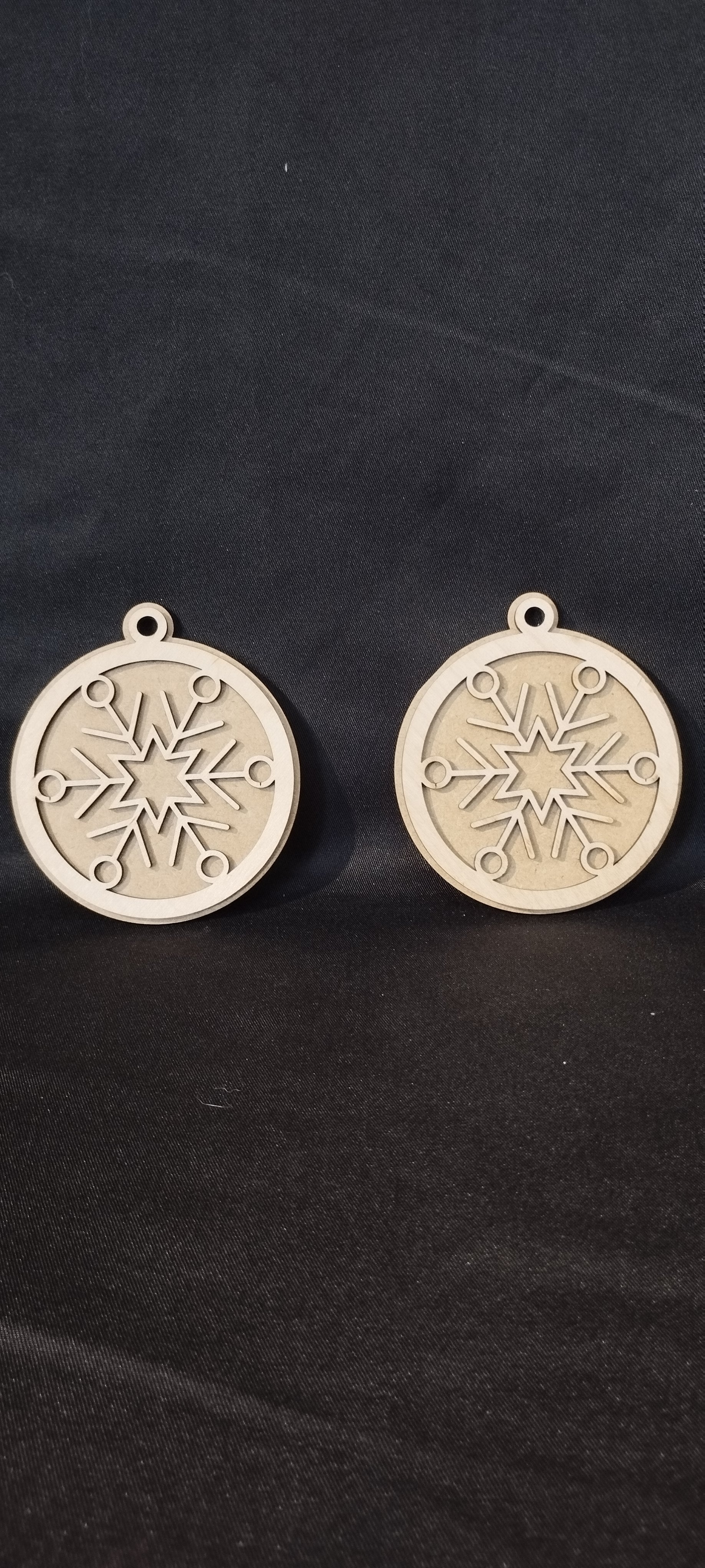 ❄️ Boule de Noël flocon géométrique en bois multicouche – Gravure et découpe laser FSC