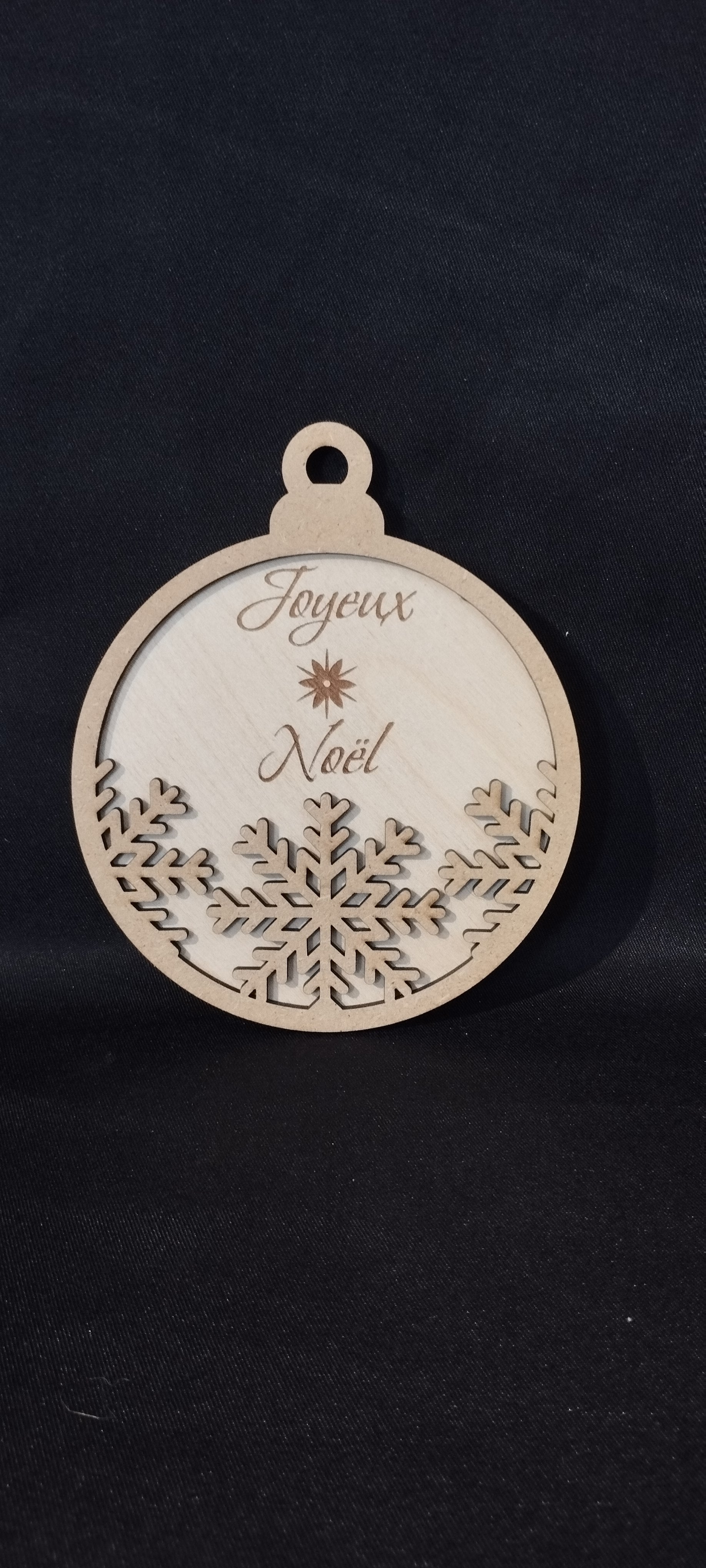 ❄️ Boule de Noël flocon en bois multicouche – Gravure laser artisanale FSC