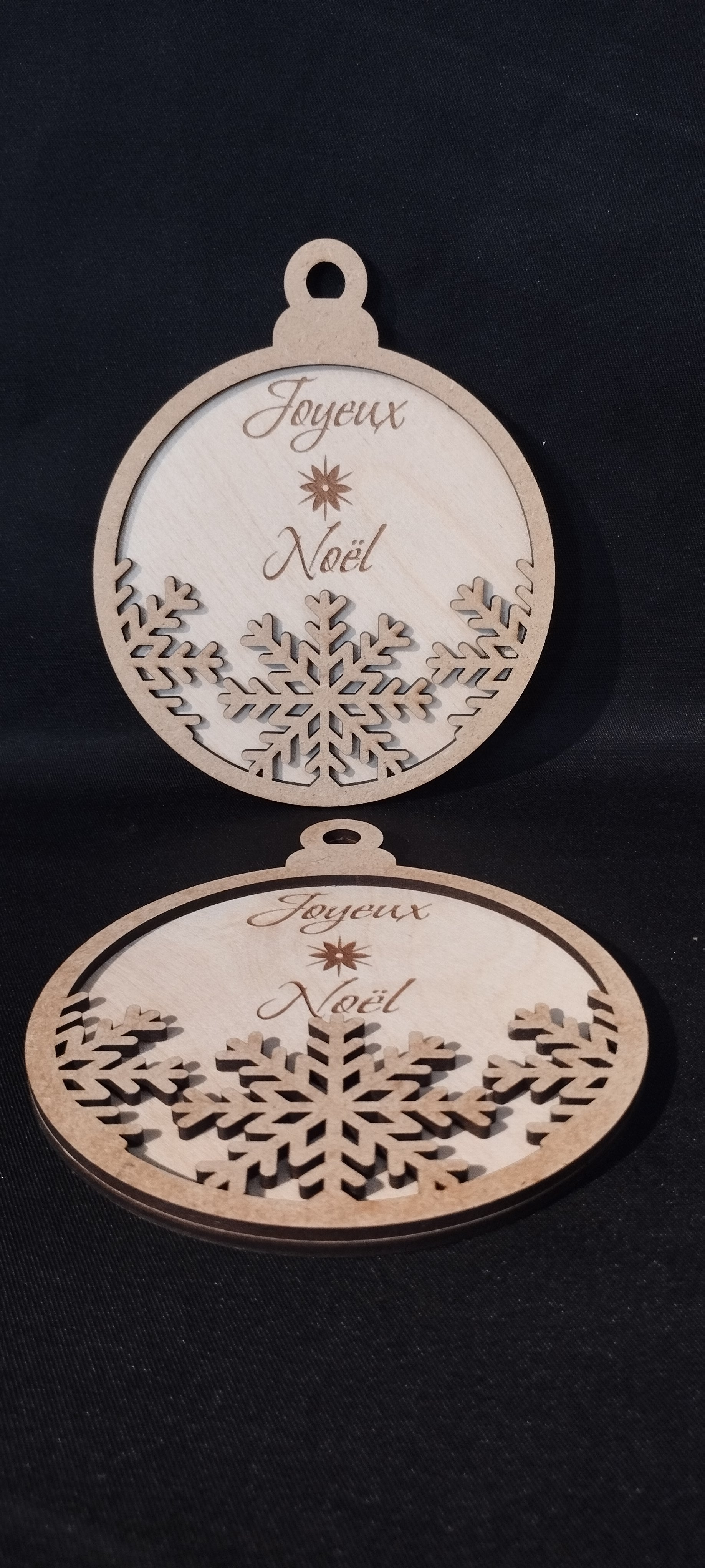 ❄️ Boule de Noël flocon en bois multicouche – Gravure laser artisanale FSC