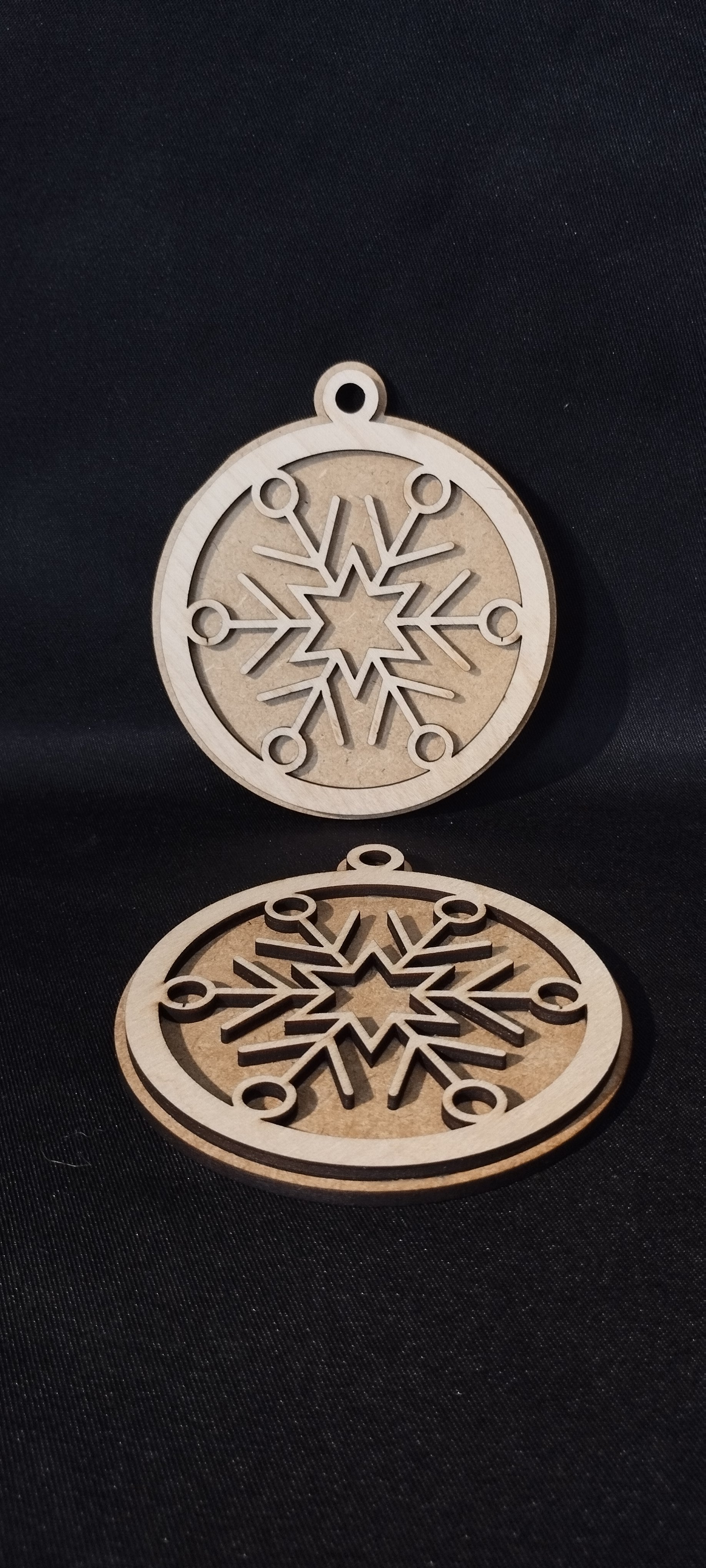 ❄️ Boule de Noël flocon géométrique en bois multicouche – Gravure et découpe laser FSC
