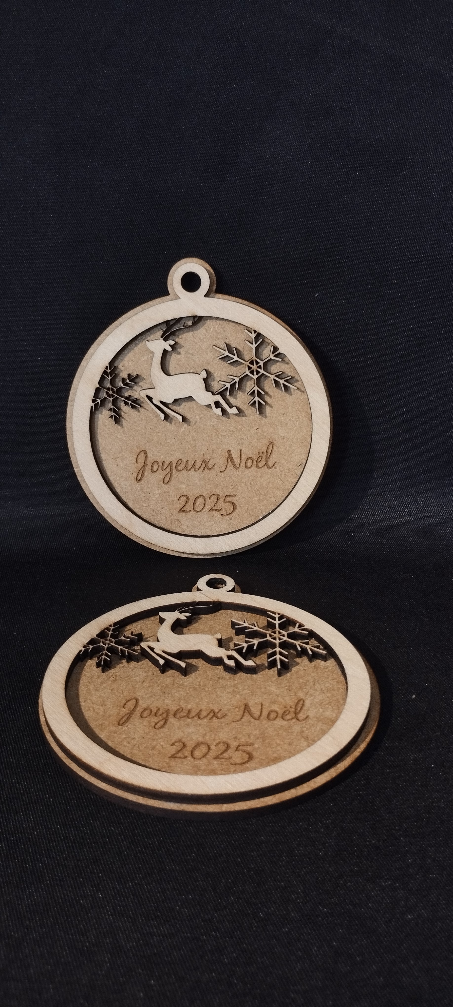🦌 Boule de Noël Renne &amp; Flocon en bois multicouche – Gravure artisanale FSC