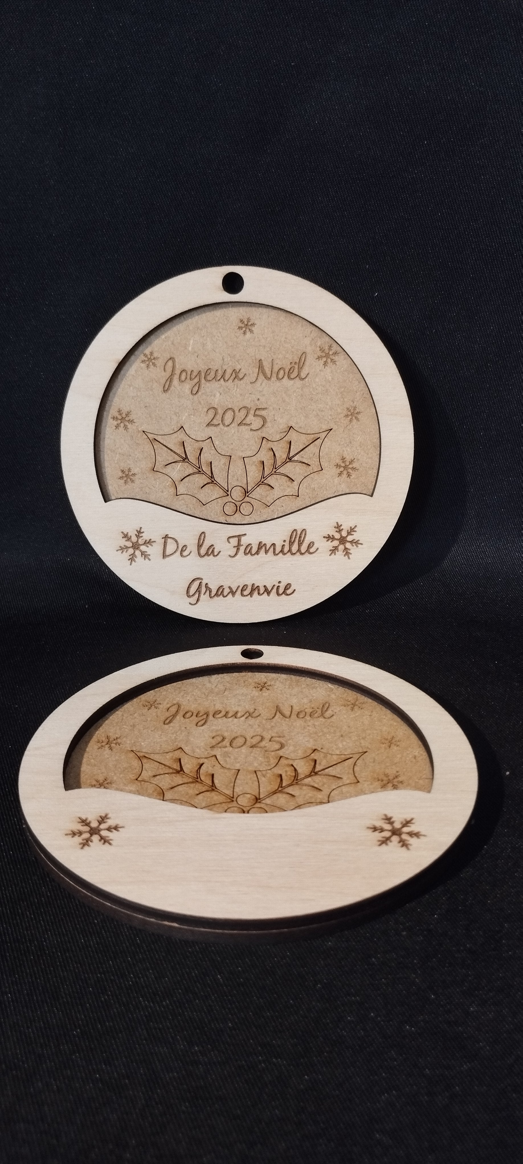 Boule de Noël personnalisée en bois multicouche – Gravure laser artisanale FSC