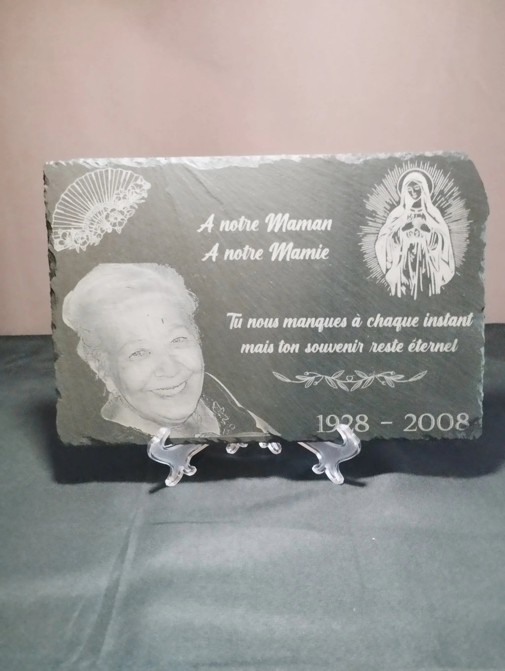 Plaque hommage en ardoise avec portrait et texte personnalisé