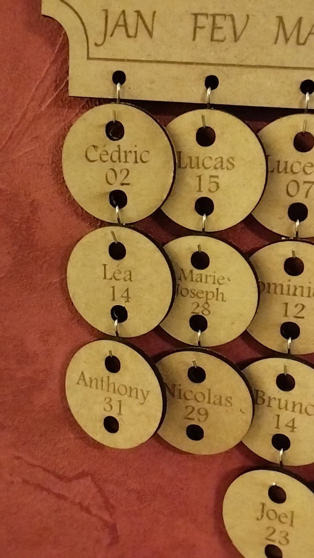 Calendrier anniversaire en bois personnalisé