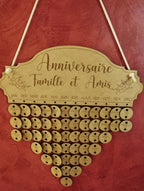 Calendrier anniversaire personnalisé en bois avec pastilles suspendues